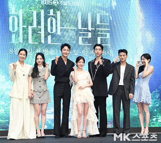 6일 오후 서울 신도림 더세인트 그랜드 볼룸에서 KBS2 새 주말드라마 ‘화려한 날들’의 제작발표회가 열렸다. 이날 자리에는 김형석 감독, 정일우, 정인선, 윤현민, 천호진, 이태란, 신수현, 손상연, 박정연이 참석했다. / 사진 = 천정환 기자