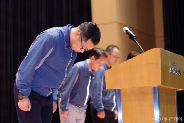 [인천=뉴시스] 전진환 기자 = 정희민 포스코이앤씨 대표이사 사장이 29일 오후 인천 연수구 포스코이앤씨 인천 송도사옥에서 지난 28일 경남 함양~창녕 고속도로 현장에서 발생한 중대재해와 관련해 고개숙여 사과하고 있다.    포스코이앤씨가 시공하는 경남 함양-울산고속도로 의령나들목 공사 현장에서 지난 28일 사면 보강 작업을 하던 60대 노동자가 천공기(지반을 뚫는 건설기계)에 끼여 사망하는 사고가 발생했다. 2025.07.29 amin2@newsis.com /사진=전진환
