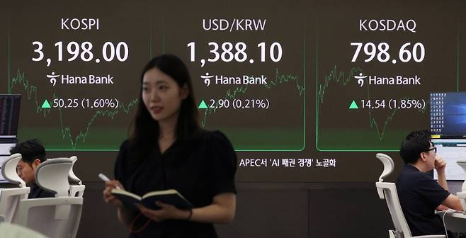 5일 서울 중구 하나은행 딜링룸에서 딜러들이 업무를 보고 있다. 코스피는 전 거래일(3147.75)보다 50.25포인트(1.60%) 오른 3198.00에 장을 마쳤다. 코스닥 지수는 전 거래일(784.06)보다 14.54포인트(1.85%) 상승한 798.60에 거래를 종료했다. /사진=뉴시스