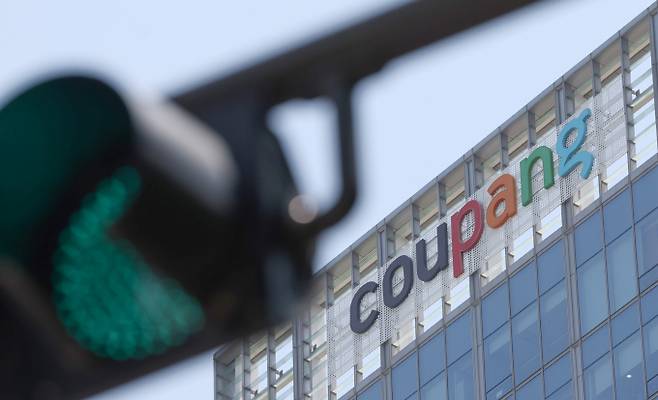 쿠팡이 올해 2분기 매출 11조9763억원으로 지난해 같은 기간 10조357억원 대비 19.0% 증가했다고 6일(한국 시각) 밝혔다. 사진은 7일 서울 송파구 쿠팡 본사의 CI. /사진=뉴시스