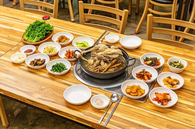 무더위가 절정을 향해 치닫는 8월, 기운을 보충할 보양식이 필요하다. 사진은 무주 산성가든의 토종닭백숙. /사진=다이어리알