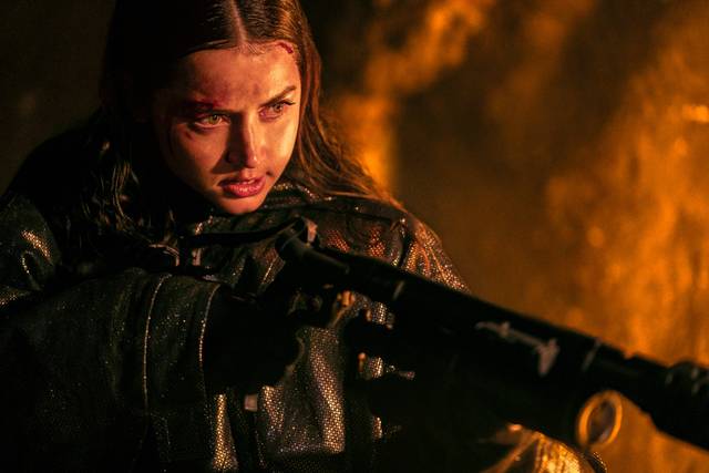 ‘발레리나’의 여성 킬러 이브를 연기한 아나 데 아르마스가 폭발적인 총기 액션을 선보이고 있다.  판시네마 제공