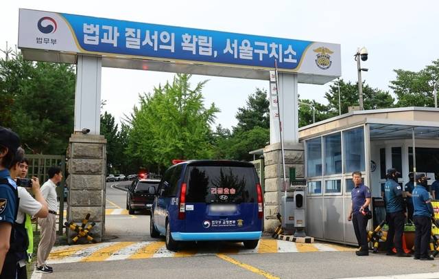지난 7월 18일 오후 구속적부심을 마친 윤석열 전 대통령이 탑승한 것으로 추정되는 호송 차량이 경기 의왕시 서울구치소로 들어서고 있다. 뉴시스