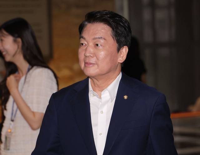 안철수 국민의힘 의원이 지난 4일 국회에서 열린 의원총회에 참석하는 모습. 연합뉴스