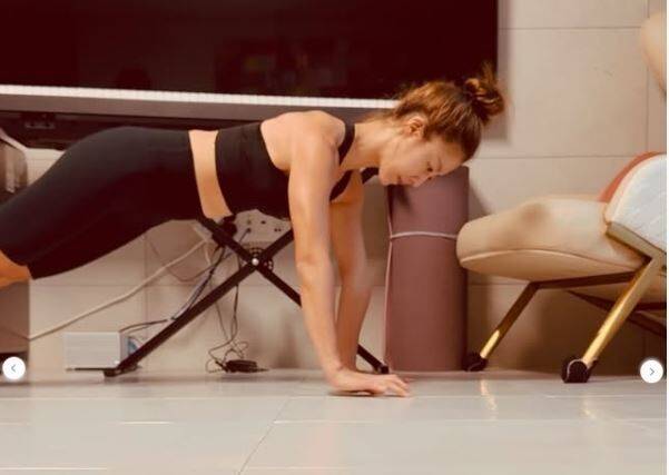 팔굽혀펴기에 열중인 이지현. /이지현 소셜미디어