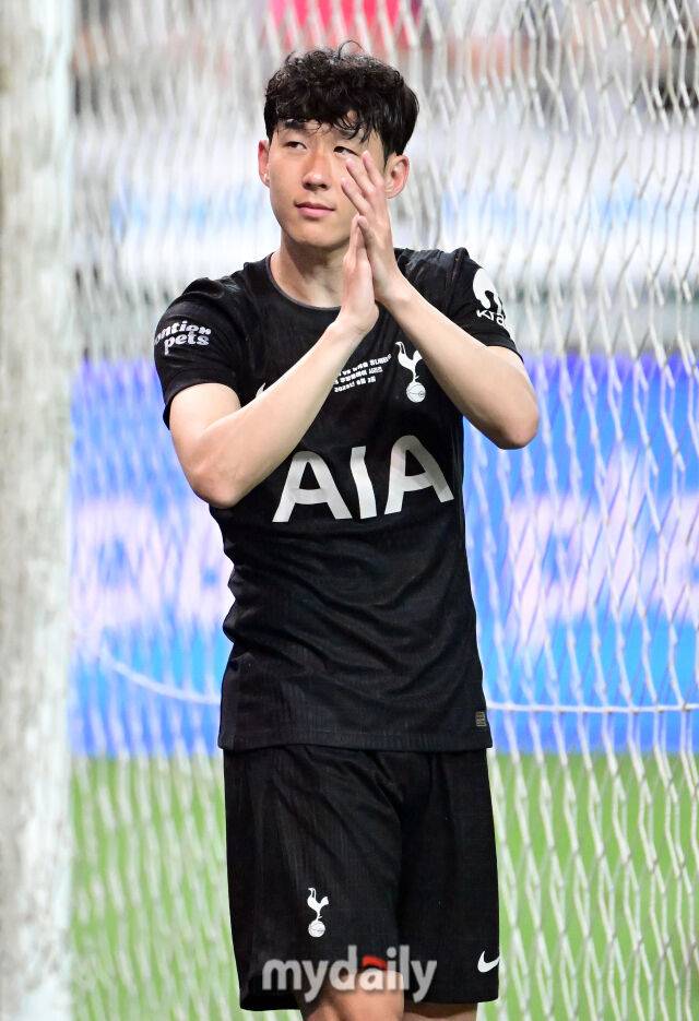 2025년 8월 3일 오후 서울월드컵경기장에서 쿠팡플레이 시리즈 '토트넘 홋스퍼 FC와 뉴캐슬 유나이티드 FC'의 경기가 열렸다.토트넘에서 마지막 경기를 뛴 손흥민이 경기 후 관중들에게 인사하고 있다.