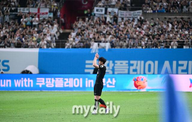 2025년 8월 3일 오후 서울월드컵경기장에서 쿠팡플레이 시리즈 '토트넘 홋스퍼 FC와 뉴캐슬 유나이티드 FC'의 경기가 열렸다.토트넘 손흥민이 후반 교체된 뒤 팬들에게 인사하고 있다.