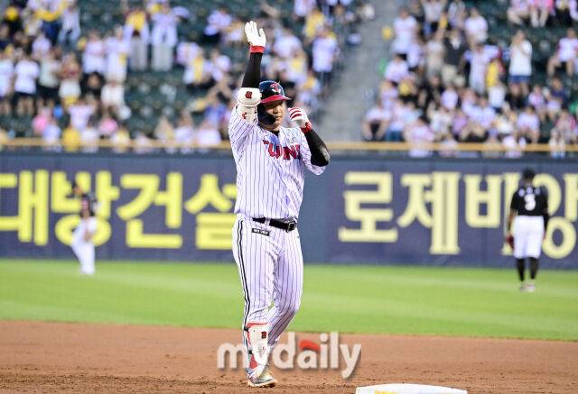 2025년 7월 31일 오후 서울 잠실구장에서 열린 '2025 신한 SOL뱅크 KBO 리그' KT 위즈와 LG 트윈스의 경기. LG 문보경이 3회말 1사 2루서 1타점 적시타를 친 뒤 기뻐하고 있다./마이데일리