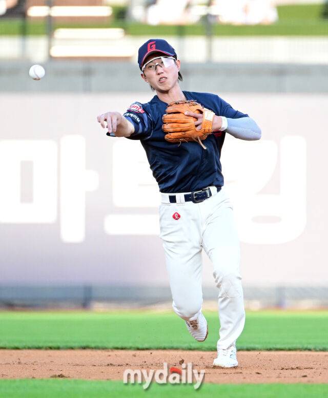 2025년 6월 11일 오후 경기도 수원시 KT위즈파크에서 '2025 신한 SOL뱅크 KBO 리그' 롯데 자이언츠와 KT위즈의 경기가 열렸다. 롯데 유격수 전민재가 1회말 1사 후 KT 김상수의 타구를 처리하고 있다./마이데일리