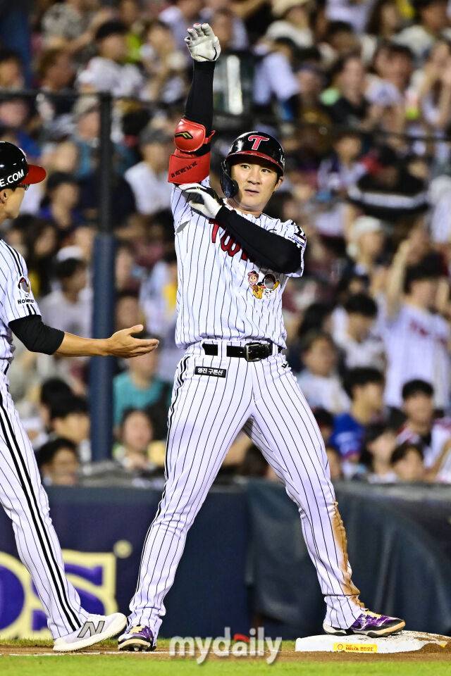 5일 서울 잠실야구장에서 열린 '2025 신한 SOL BANK KBO리그' 두산 베어스와 LG 트윈스 경기. LG 오지환이 6회말 선두타자로 나와 3루타를 친 후 기뻐하고 있다./마이데일리