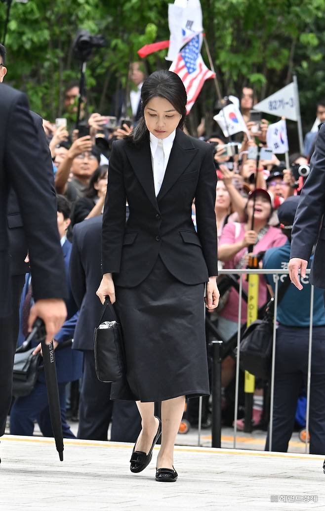윤석열 전 대통령 부인 김건희 여사가 6일 오전 서울 종로구 민중기 특검 사무실에 조사받기 위해 피의자 신분으로 출석하고 있다. 임세준 기자