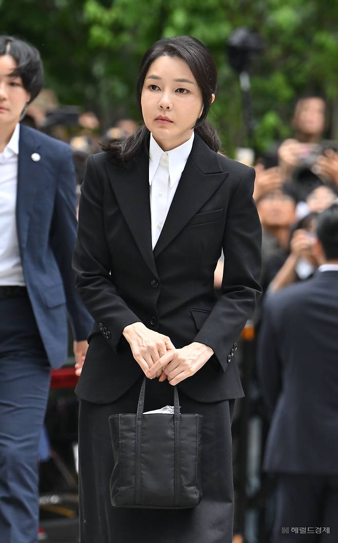 윤석열 전 대통령 부인 김건희 여사가 6일 오전 서울 종로구 민중기 특검 사무실에 조사받기 위해 피의자 신분으로 출석하고 있다. 임세준 기자