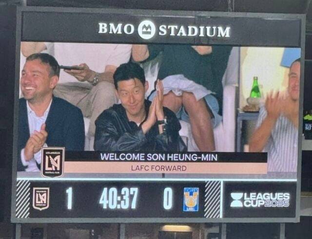 손흥민이 LAFC 홈구장 BMO스타디움에서 관전하는 모습이 전광판에 잡혔다.  [방송 캡처]