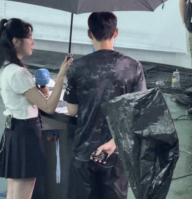 지난 3일 손흥민 선수의 인터뷰 사진 뒷모습. [온라인 커뮤니티]
