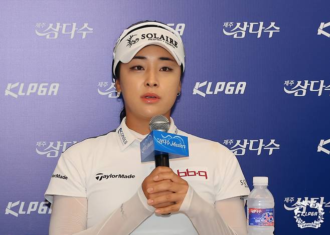 윤이나가 제주삼다수 마스터스 개막 전 기자회견에서 답변하고 있다.  [KLPGA 제공]