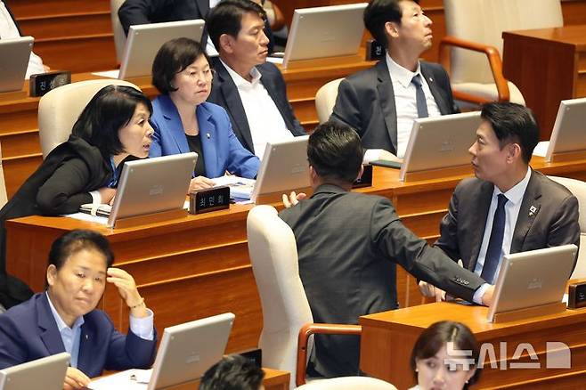 [서울=뉴시스] 조성봉 기자 = 최민희(왼쪽) 국회 과방위원장과 김현 더불어민주당 간사가 4일 오후 서울 여의도 국회에서 열린 제427회국회(임시회) 제3차 본회의에서 한민수 의원 등과 대화르 하고 있다.  2025.08.04. suncho21@newsis.com