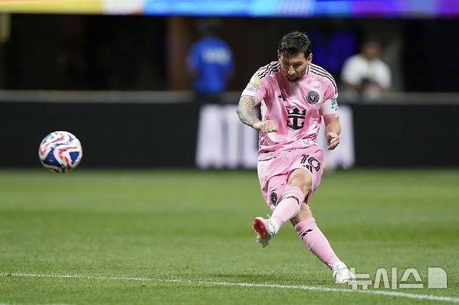 [애틀랜타=AP/뉴시스] 인터 마이애미(미국)의 리오넬 메시가 19일(현지 시간) 미 조지아주 애틀랜타 메르세데스 벤츠 스타디움에서 열린 2025 국제축구연맹(FIFA) 클럽 월드컵 조별리그 A조 2차전 FC포르투(포르투갈)와의 경기 후반 9분 프리킥으로 역전 골을 넣고 있다. 메시의 결승 골로 마이애미는 2-1로 승리해 1승1무로 조 2위에 올랐다. 2025.06.20.