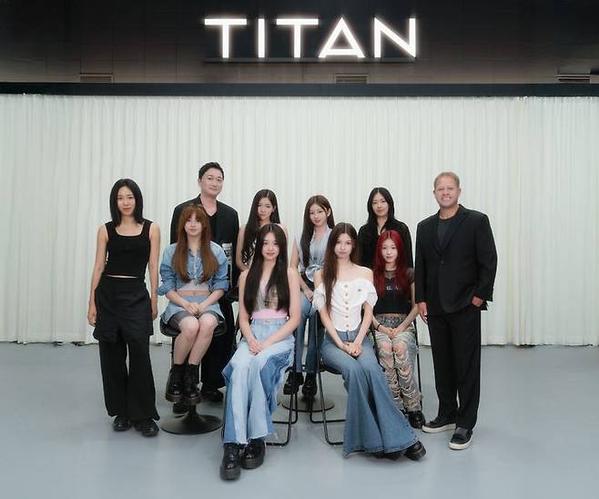 [서울=뉴시스] 앳하트 멤버들과 타이탄 콘텐츠 창업자들. 한세민 의장(COB), 강정아 최고 경영자(CEO), 리아킴 최고 퍼포먼스 책임자 CPO(Chief Performance Officer), 데이즈드 코리아 발행인 겸 업계 비주얼 디렉터 출신 이겸 최고 비주얼 책임자 CVO(Chief Visual Officer). (사진 = 타이탄 콘텐츠 제공) 2025.08.05. photo@newsis.com *재판매 및 DB 금지