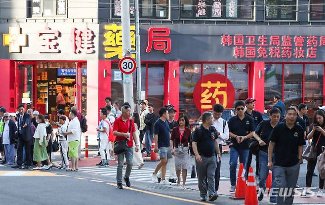 [제주=뉴시스] 우장호 기자 = 중국인 단체관광객(유커·遊客)들이 31일 오후 제주 시내 관광을 마친 후 쇼핑을 위해 신라면세점 제주점으로 향하고 있다. 2017년 '한한령(한류제한령)' 이후 6년5개월 만에 크루즈선 '블루드림스타호(Blue Dream Star·2만4782t)를 타고 온 이들은 8시간 가량 제주에 머문 후 일본으로 향한다. (제주도사진기자회) 2023.08.31. woo1223@newsis.com