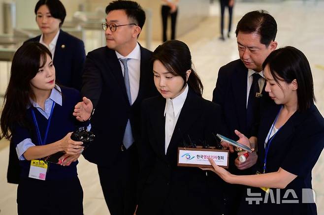 [서울=뉴시스] 사진공동취재단 = 도이치모터스 주가조작 연루 의혹 등을 받는 김건희 여사가 6일 오전 서울 종로구 김건희 특검팀(특별검사 민중기)사무실에 피의자 신분으로 소환되고 있다. 2025.08.06. photo@newsis.com