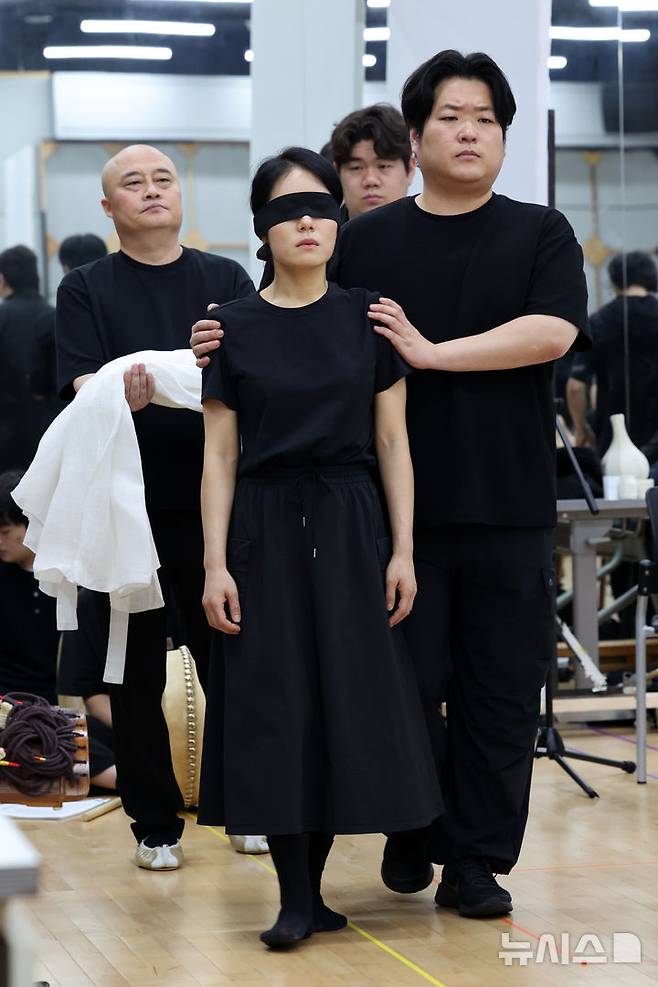 [서울=뉴시스] 박진희 기자 = 국립창극단 신작 '심청' 출연 배우들이 30일 서울 중구 국립극장 뜰아래연습장에서 주요 장면을 연습하고 있다. 2025.07.30. pak7130@newsis.com
