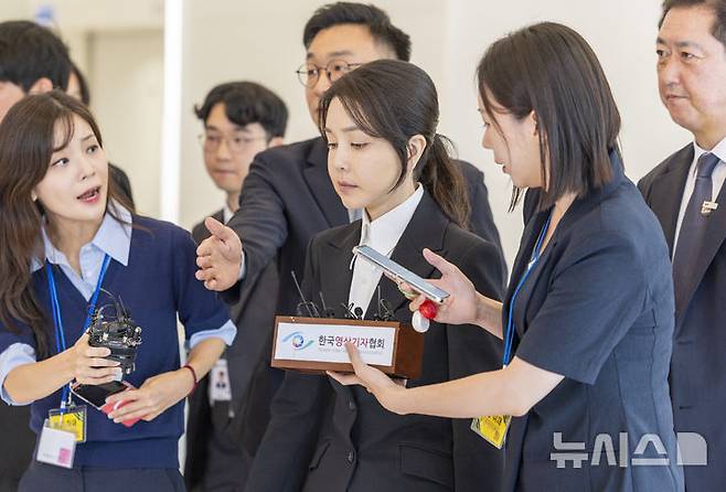 [서울=뉴시스] 사진공동취재단 = 도이치모터스 주가조작 연루 의혹 등을 받는 김건희 여사가 6일 서울 종로구 김건희 특검팀(특별검사 민중기) 사무실에 피의자 신분으로 조사를 받기 위해 들어서고 있다. 2025.08.06. photo@newsis.com