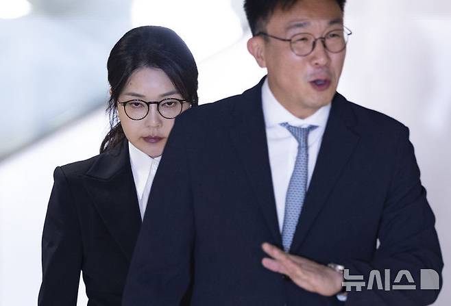 [서울=뉴시스] 김근수 기자 = 도이치모터스 주가조작 연루 의혹 등을 받는 김건희 여사가 6일 서울 종로구 김건희 특검팀(특별검사 민중기) 사무실에서 피의자 신분으로 조사를 마친 뒤 밖으로 나서고 있다. 2025.08.06. ks@newsis.com