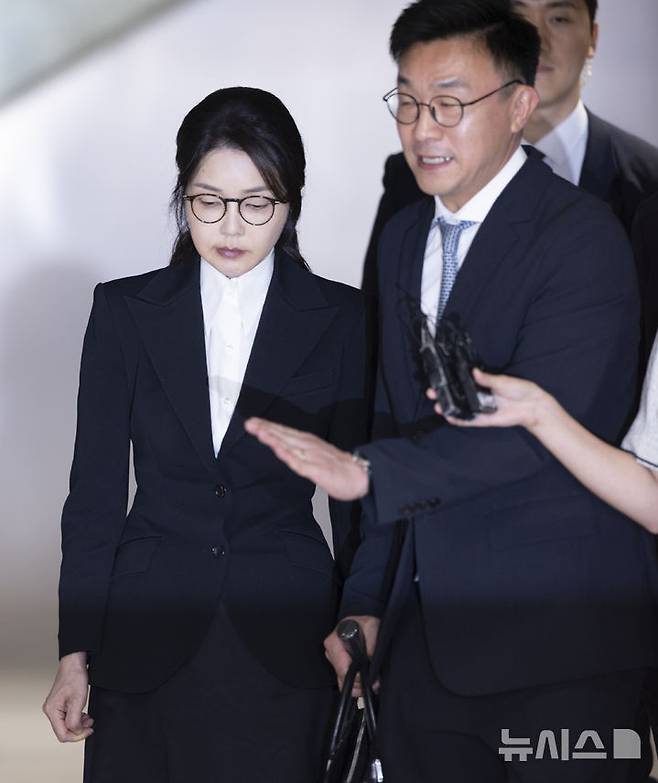 [서울=뉴시스] 김근수 기자 = 도이치모터스 주가조작 연루 의혹 등을 받는 김건희 여사가 6일 서울 종로구 김건희 특검팀(특별검사 민중기) 사무실에서 피의자 신분으로 조사를 마친 뒤 밖으로 나서고 있다. 2025.08.06. ks@newsis.com