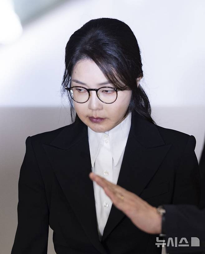 [서울=뉴시스] 김근수 기자 = 도이치모터스 주가조작 연루 의혹 등을 받는 김건희 여사가 6일 서울 종로구 김건희 특검팀(특별검사 민중기) 사무실에서 피의자 신분으로 조사를 마친 뒤 밖으로 나서고 있다. 2025.08.06. ks@newsis.com