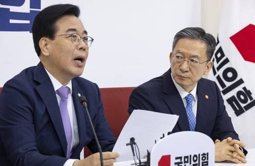 정성호 법무부 장관 만나 인사말 하는 송언석 비대위원장
