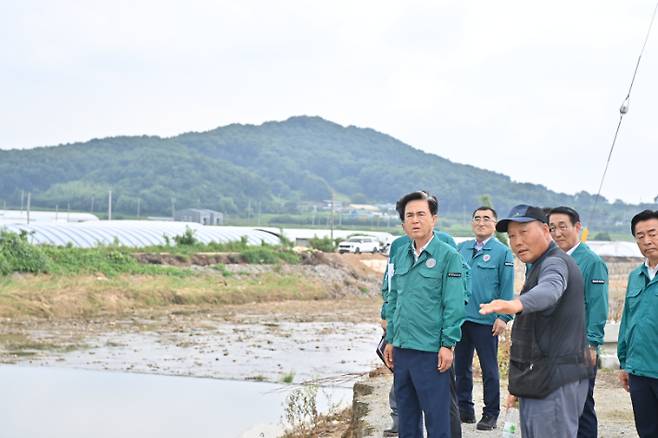 충남 홍성지역 수해 응급복구 현장을 찾은 김태흠 충남지사. 충남도 제공
