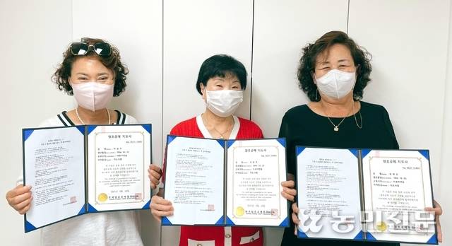 남산마을 주민들은 ‘아로마캔들 지도 사범’ 자격증을 취득하며 전문가로 발돋움하고 있다.