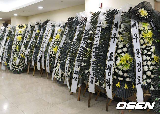 [OSEN=사진팀]고(故) 송영규의 빈소가 5일 경기도 용인시 처인구 다보스병원 장례식장에 마련됐다.1970년 생인 송영규는 서울예술대학 연극학과 출신의 배우로, 서울시립뮤지컬단 등을 거쳐 1994년 어린이 뮤지컬 '머털도사'를 통해 정식으로 데뷔했다.&nbsp;이후 그는 다수의 '품위 있는 그녀', '사랑의 온도', '검법남녀' 시리즈,&nbsp;'스토브리그', '하이에나', '구미호뎐', '수리남', '카지노' 시리즈, '옥씨부인전' 등의 드라마를 비롯해 영화 '극한직업',&nbsp;'끝까지 간다', '하프', '트릭', '판도라', '브이아이피', '야구소녀',&nbsp;'행복의 나라', '필사의 추격' 등의 영화에서 활약했다. '아이쇼핑' 외에도 또 다른 사전제작 드라마 '트라이'에 출연해 시청자들을 만나고 있다.&nbsp;고인의 빈소는 경기도 용인시 다보스병원 장례식장 특1호실에 마련됐다. 상주로는 두 딸과 아내가 이름을 올렸다.&nbsp;발인은 오는 6일 오전 8시이며, 장지는 함백산 추모공원이다. 2025.08.05 /photo@osen.co.kr[사진]사진공동취재단