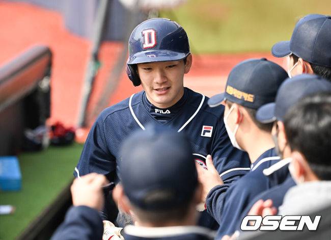 [OSEN=수원,박준형 기자] 15일 수원시 수원KT위즈파크에서 2022시즌 프로야구 KT 위즈와 두산 베어스의 시범경기가 진행됐다.3회초 무사 2루 두산 강진성의 1타점 적시타때 홈을 밟은 2루 주자 안재석이 동료들의 축하를 받고 있다. 2022.03.15 /