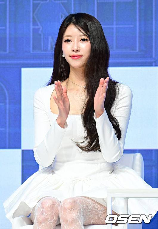 [OSEN=김성락 기자] 4일 오전 서울 강남구 엘리에나 호텔에서 Mnet '커플팰리스2' 제작발표회가 열렸다. 완벽한 결혼 상대를 찾는 싱글남녀들을 위한 대규모 커플 매칭 서바이벌로, ‘결혼정보회사(결정사)’ 못지않은 극사실적 매칭 시스템을 통해 평생을 함께하고 싶은 동반자를 찾는 스토리를 담아낸다.가수 미주가 박수를 치고 있다. 2025.02.04 / ksl0919@osen.co.kr