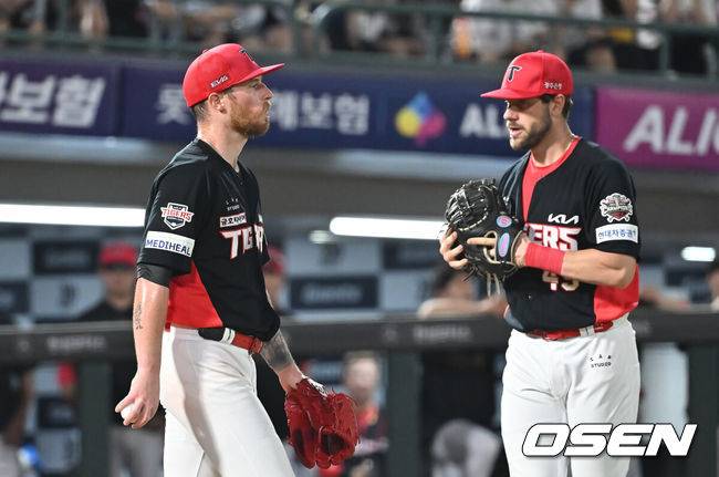 [OSEN=부산, 이석우 기자] 6일 부산 사직야구장에서 2025 신한 SOL 뱅크 KBO 리그 롯데 자이언츠와 KIA 타이거즈의 경기가 열렸다. 홈팀 롯데는 데이비슨이, 방문팀 KIA는 올러가 선발 출전했다.KIA 타이거즈 올러가 3회말 2사 만루 롯데 자이언츠 박승욱에게 중견수 왼쪽 2타점 안타를 맞고 아쉬워하고 있다. 2025.08.06 / foto0307@osen.co.kr