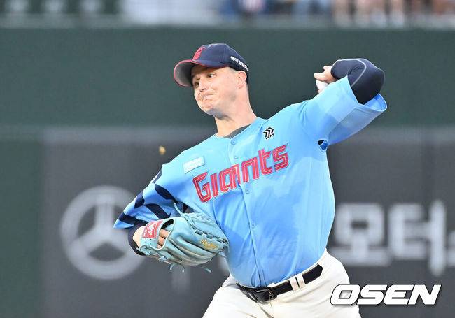 [OSEN=부산, 이석우 기자] 6일 부산 사직야구장에서 2025 신한 SOL 뱅크 KBO 리그 롯데 자이언츠와 KIA 타이거즈의 경기가 열렸다. 홈팀 롯데는 데이비슨이, 방문팀 KIA는 올러가 선발 출전했다.롯데 자이언츠 선발 투수 데이비슨이 역투하고 있다. 2025.08.06 / foto0307@osen.co.kr