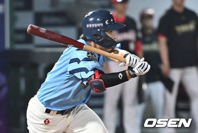 [OSEN=부산, 이석우 기자] 6일 부산 사직야구장에서 2025 신한 SOL 뱅크 KBO 리그 롯데 자이언츠와 KIA 타이거즈의 경기가 열렸다. 홈팀 롯데는 데이비슨이, 방문팀 KIA는 올러가 선발 출전했다.롯데 자이언츠 황성빈이 5회말 1사 만루 중견수 오른쪽 2타점 안타를 치고 있다. 2025.08.06 / foto0307@osen.co.kr