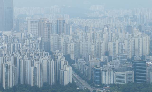 ▲서울 아파트값 상승세가 6·27 대책 발표 이후 5주째 둔화 양상을 이어가는 가운데 3일 서울 시내 아파트 단지 모습. 지난달 31일 한국부동산원이 발표한 7월 넷째 주 전국 주간 아파트 가격 동향 조사 결과를 보면 서울 아파트 매매가격은 0.12% 올랐다. 상승폭은 전주(0.16%) 대비 0.04%포인트 축소됐다. ⓒ연합뉴스