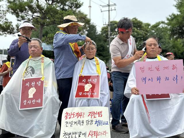 ▲지난해 8월 지천댐반대대책위원회 공동대표 3인이 지천댐 건설을 반대하기 위해 삭발했다. ⓒ대책위
