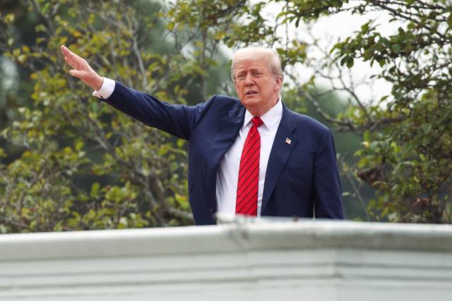 ▲ 5일(현지시간) 도널드 트럼프 미국 대통령이 백악관 웨스트윙에서 언론 매체들을 향해 제스처를 취하고 있다. ⓒUPI=연합뉴스