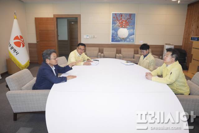 ▲강기정 광주광역시장이 지난 7월29일 시청 접견실에서 김용균 행정안전부 안전정책실장과 이선무 중앙합동조사단 광주반장(행안부 농축산해양재난대응과장)을 만나 광주시 피해지역의 신속한 특별재난지역 지정과 국고 지원 필요성을 강조하고 있다.2025.07.29ⓒ광주광역시