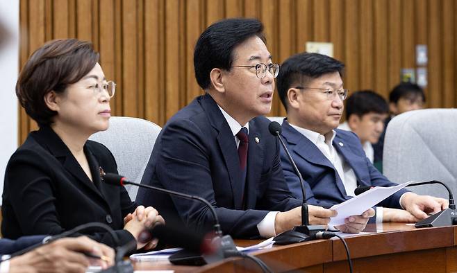 송언석 국민의힘 비상대책위원장 겸 원내대표가 5일 서울 여의도 국회에서 원내대책회의를 주재하고 있다. 뉴스1