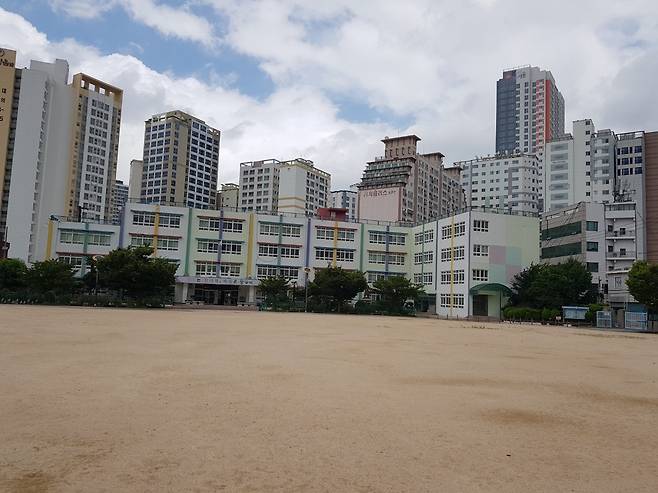 저출생으로 인한 학생수 감소로 인해 내년 3월 1일자로 괘법초등학교와 통합되는 부산 감전초등학교. 부산교육청 제공
