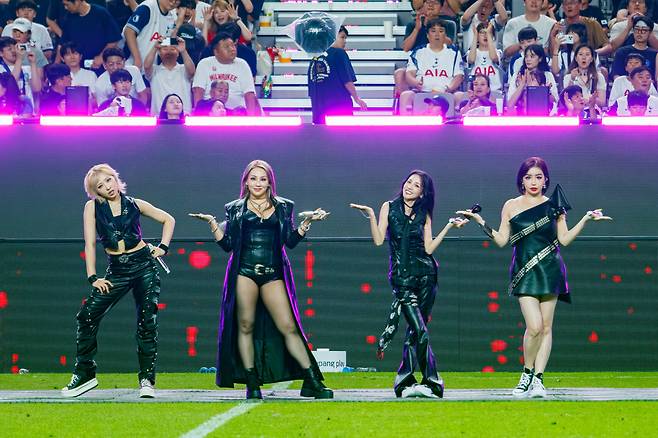 지난 3일 ‘2025 쿠팡플레이 시리즈’에서 축하 무대를 완벽하게 선보인 박봄이 건강상의 이유로 팀 활동을 잠정 중단했다. 쿠팡플레이 제공