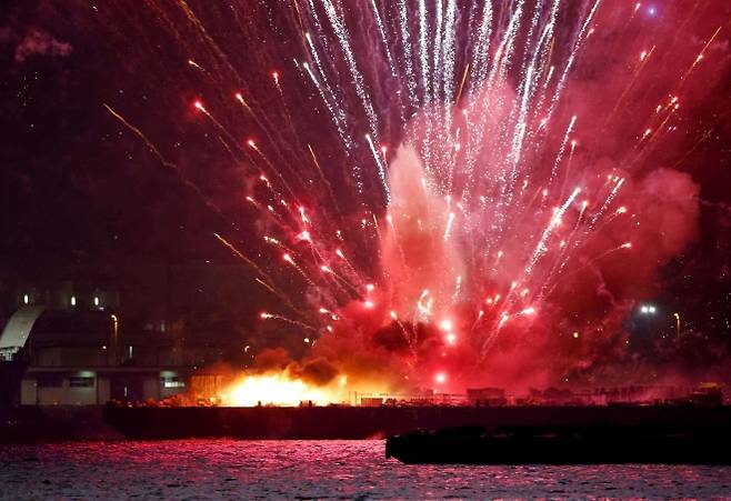 4일 일본 가나가와현 요코하마시 미나토미라이 지역 불꽃축제 중 오발로 추정되는 사고가 발생, 발사선박에 불이 붙고 있다. 2025.8.4 요코하마 로이터 연합뉴스(쿄도 제공)