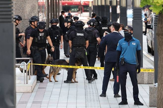 철수하는 경찰특공대 - 5일 오후 서울 중구 신세계백화점 본점에 폭발물을 설치했다는 신고가 접수돼 경찰특공대와 폭발물 탐지견이 주변을 수색한 뒤 철수하고 있다. 2025.08.05. 뉴시스
