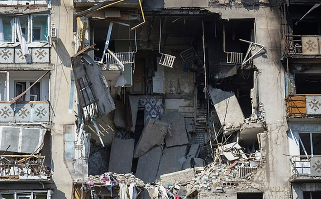 러시아는 흑해로 가는 주요 항구와 곡물 저장 및 수출 시설 등 경제적 인프라가 있는 오데사에 대한 공습을 꾸준히 반복하고 있다. 사진은 폭격으로 부서진 오데사 건물. 로이터 연합뉴스