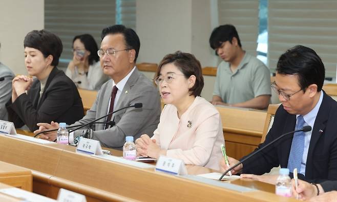 김정재(오른쪽 두 번째) 국민의힘 정책위의장이 6일 현대자동차 울산공장에서 열린 관세 대응 간담회에서 발언하고 있다. 울산 연합뉴스