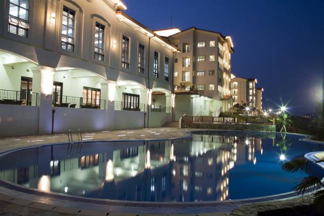 세이지우드 여수경도의 야외 수영장. 여수 8경 중 하나를 접하고 있다.